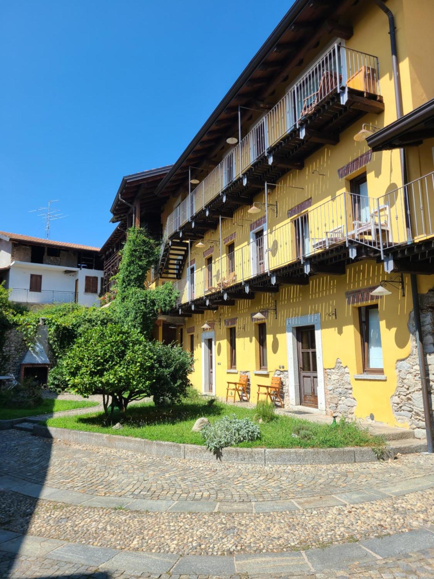 Hotel Robin'S Nest à Paruzzaro Extérieur photo