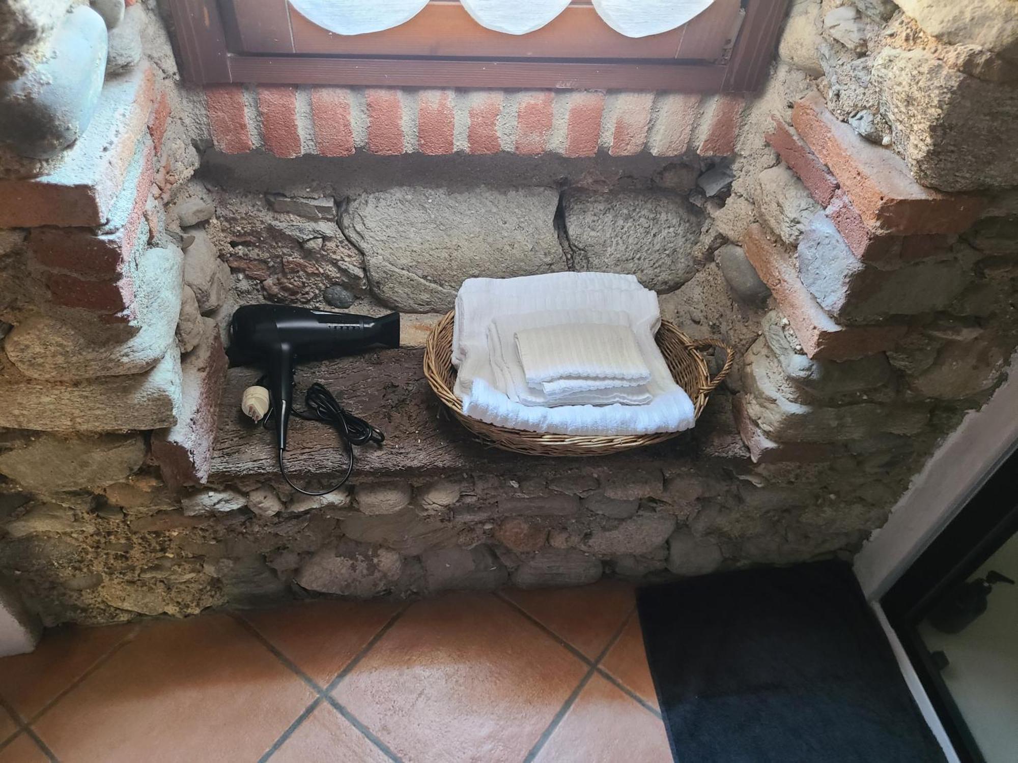 Hotel Robin'S Nest à Paruzzaro Extérieur photo